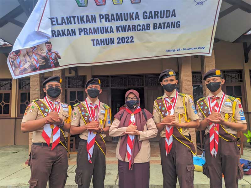 FOTO DARI KIRI KE KANAN: IQBAL, ADITYA, KAK YUNI, FAIZANI, AZMI