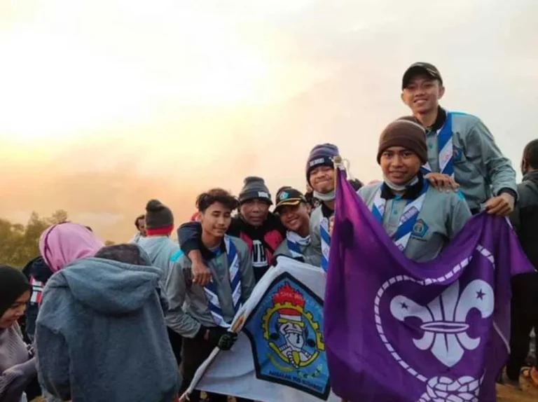 SENYUM KEBAHAGIAN SETELAH PROSESI PELANTIKAN & PENGUKUHAN PENEGAK LAKSANA DI KAWASAN PUNCAK SIKUNIR