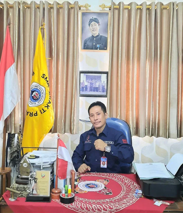 Profil Kepala Sekolah SMK Bhakti Praja Batang